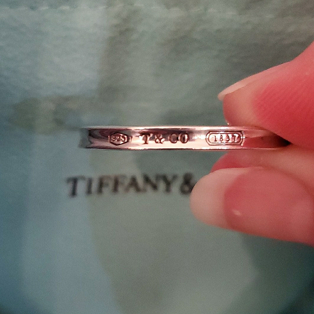 Tiffany & Co single 1837 med narrow hoop earring